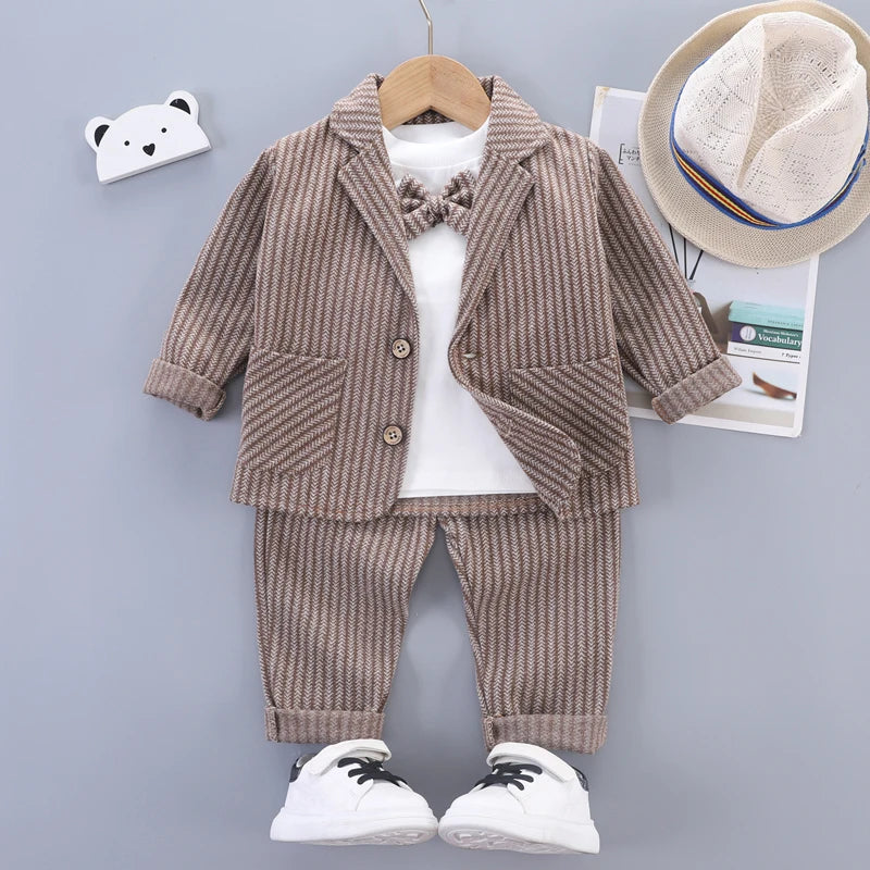 Actuel : Baby Clothes Sets Children Suits Autumn Kids Gentleman Style
Proposé :
“Ensemble 3 pièces élégant pour garçons – Costume enfant chic automne”